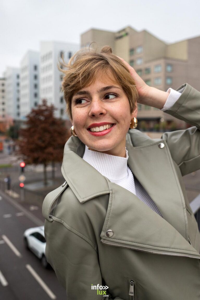 Anaïs Arnould Mousty rit, la main dans les cheveux, au-dessus d’une avenue