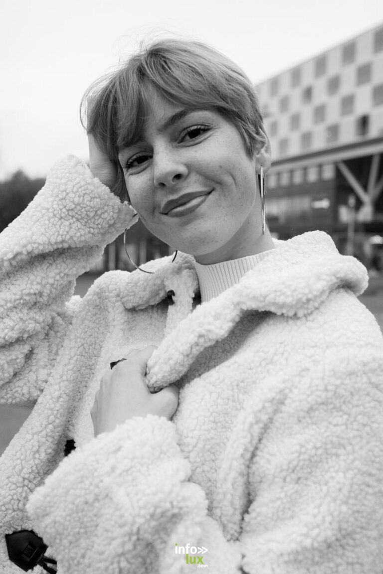 Anaïs Arnould Mousty sourit, en manteau blanc, en noir et blanc