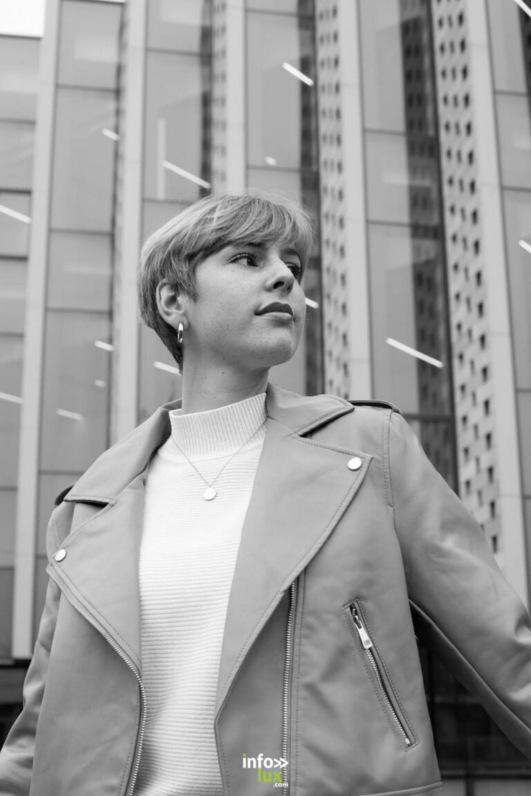 Anaïs Arnould Mousty devant des tours de verre, en noir et blanc