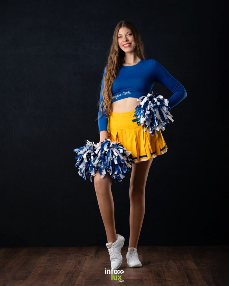 Célia Zimmermann en tenue de pom-pom girl des Dragons Girls, en studio