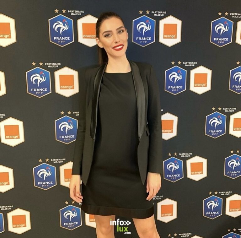 Émilie Barchetta devant un photocall aux couleurs de la Fédération française de football