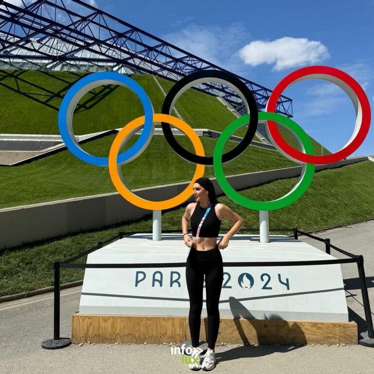 Émilie Barchetta en tenue de sport, devant les anneaux olympiques de Paris 2024