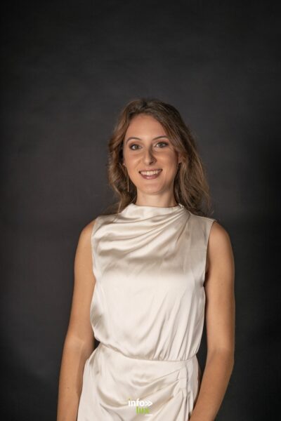 Emilie Gomes en robe de satin ivoire, sourire, en studio