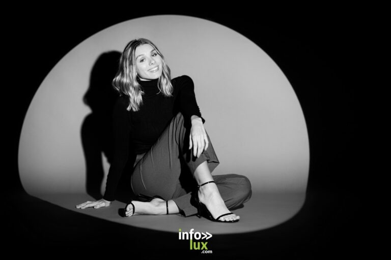 Ilona Parison assise au sol, en noir et blanc
