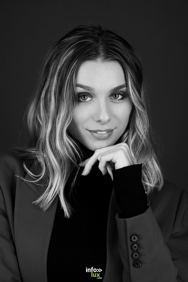 Ilona Parison, menton sur la main, en noir et blanc