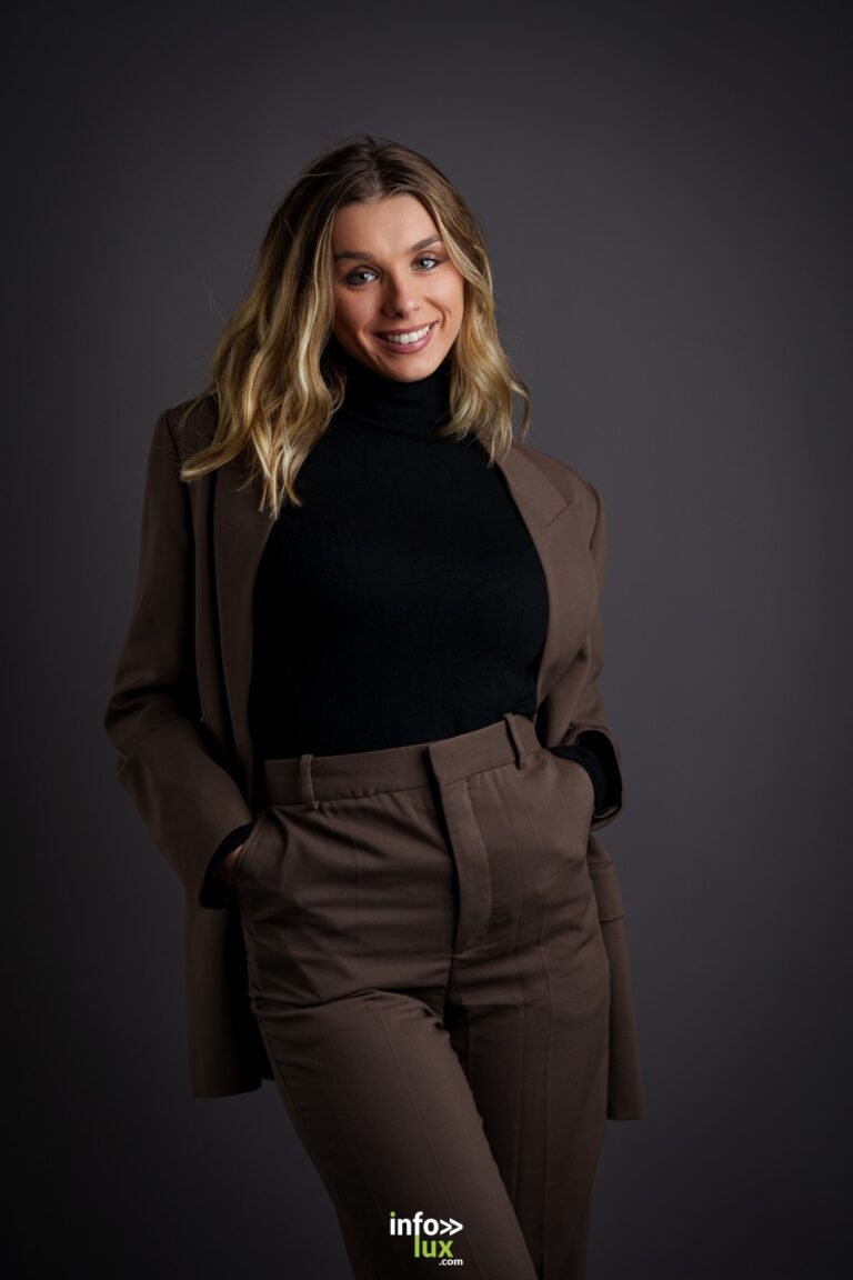 Ilona Parison en tailleur marron, mains dans les poches