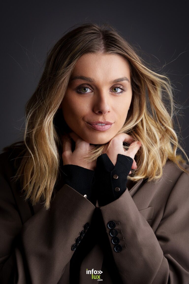 Ilona Parison, le menton posé sur les mains, en studio