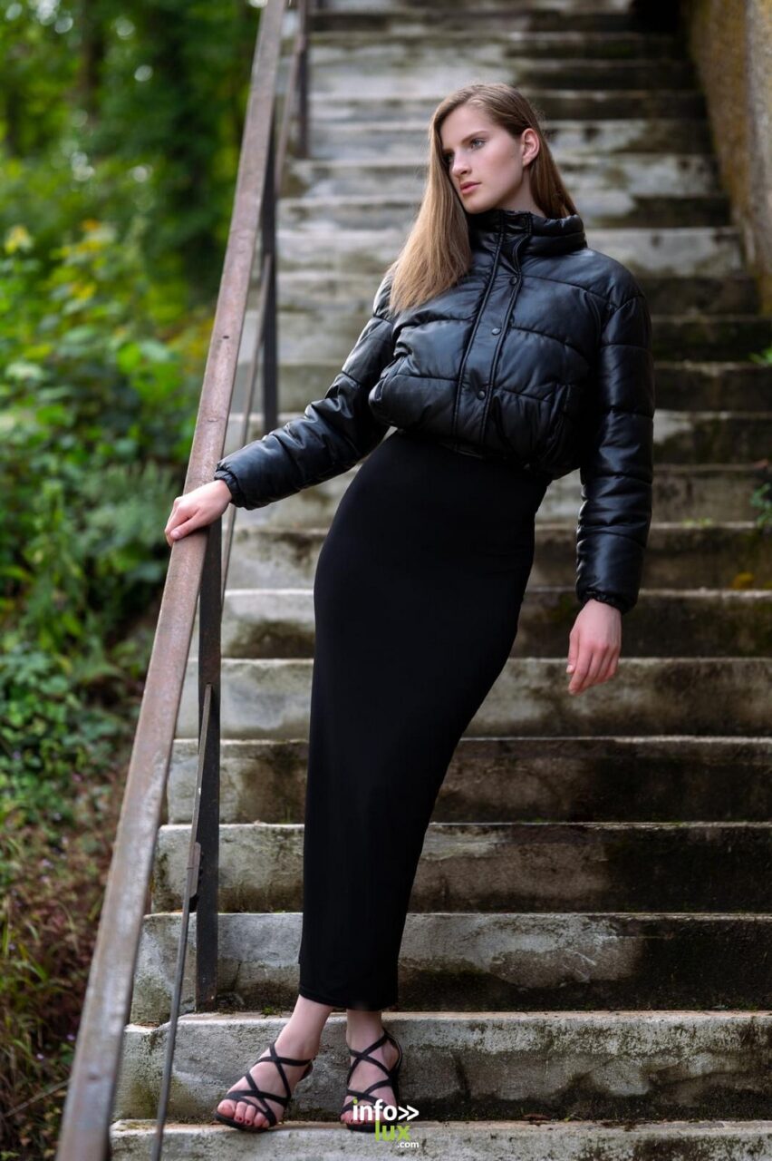 Léanne Stéphano en doudoune noire, sur un escalier de pierre
