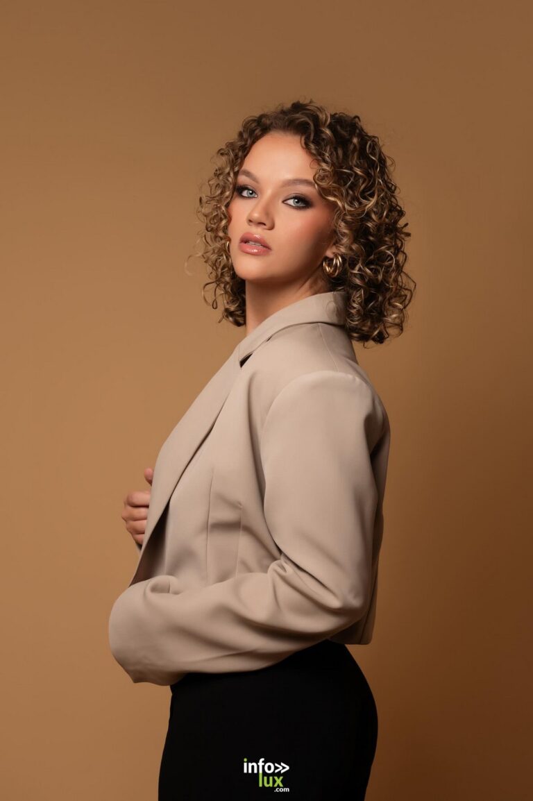 Marine Herbé de profil, en blazer beige