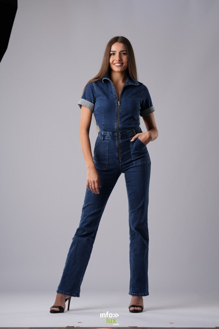 Nina Damblant en combinaison en jean, en studio