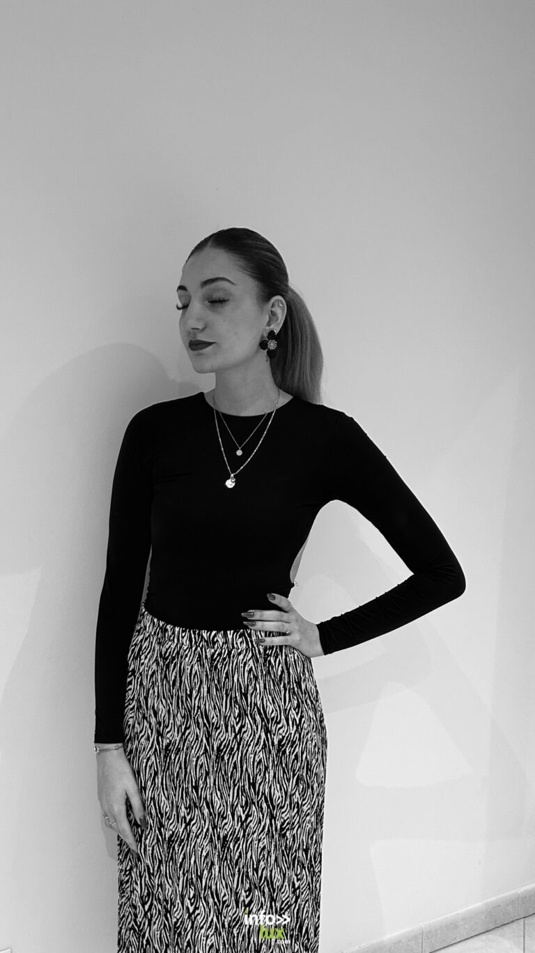 Carla Mastrorillo en noir et blanc, pull noir et jupe imprimée