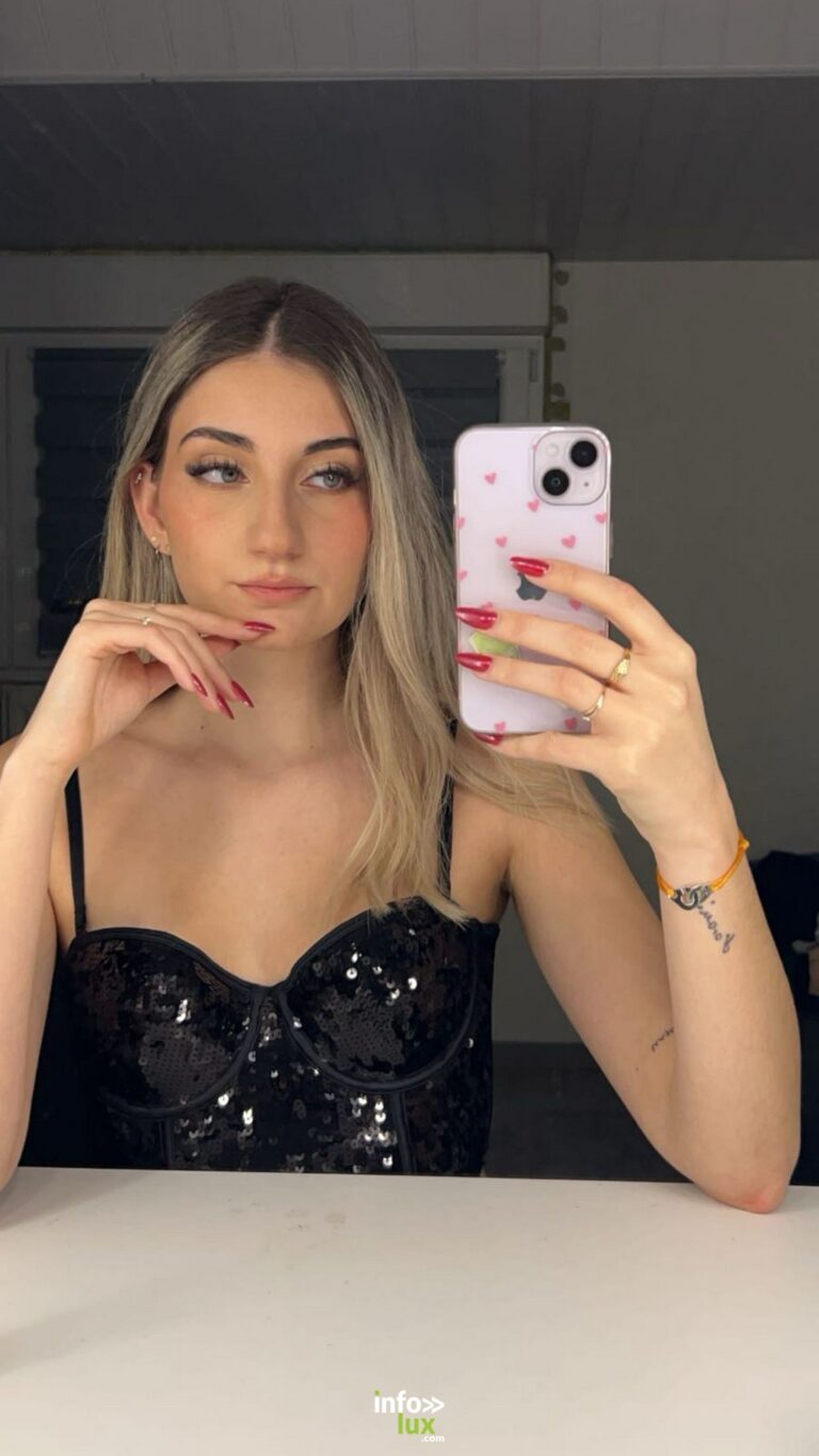 Carla Mastrorillo, selfie au miroir en bustier pailleté