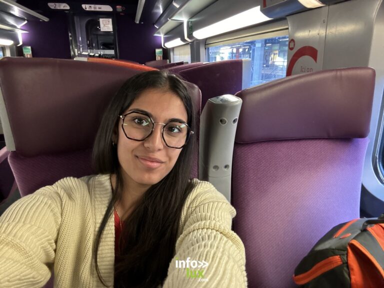 Dévi-Clémentine Joly, lunettes et pull crème, dans un train