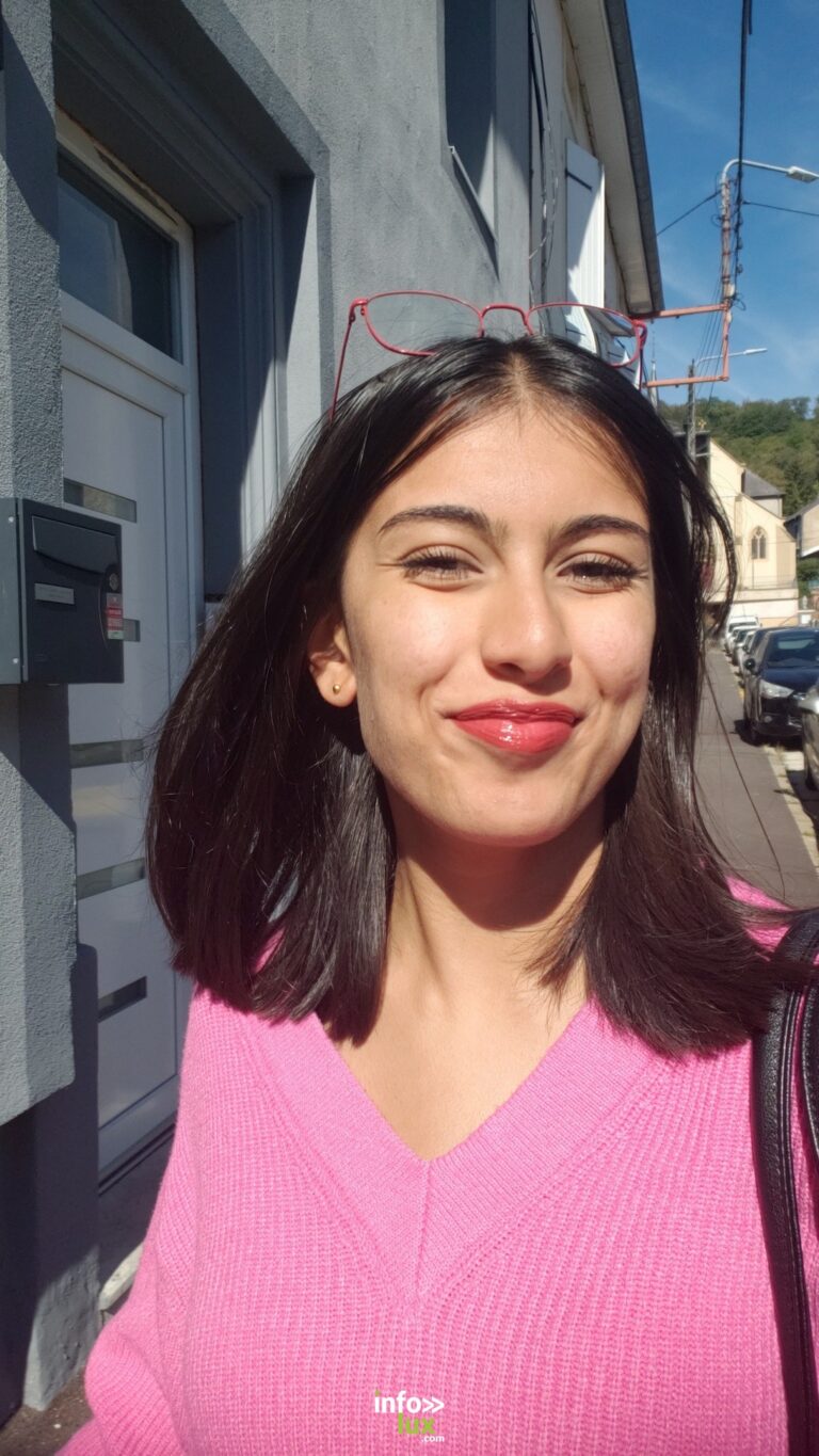 Dévi-Clémentine Joly en pull rose, dans la rue