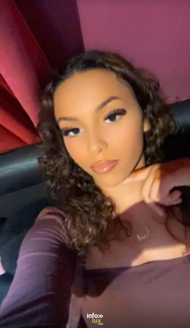 Kenza Settif, cheveux bouclés, en haut prune
