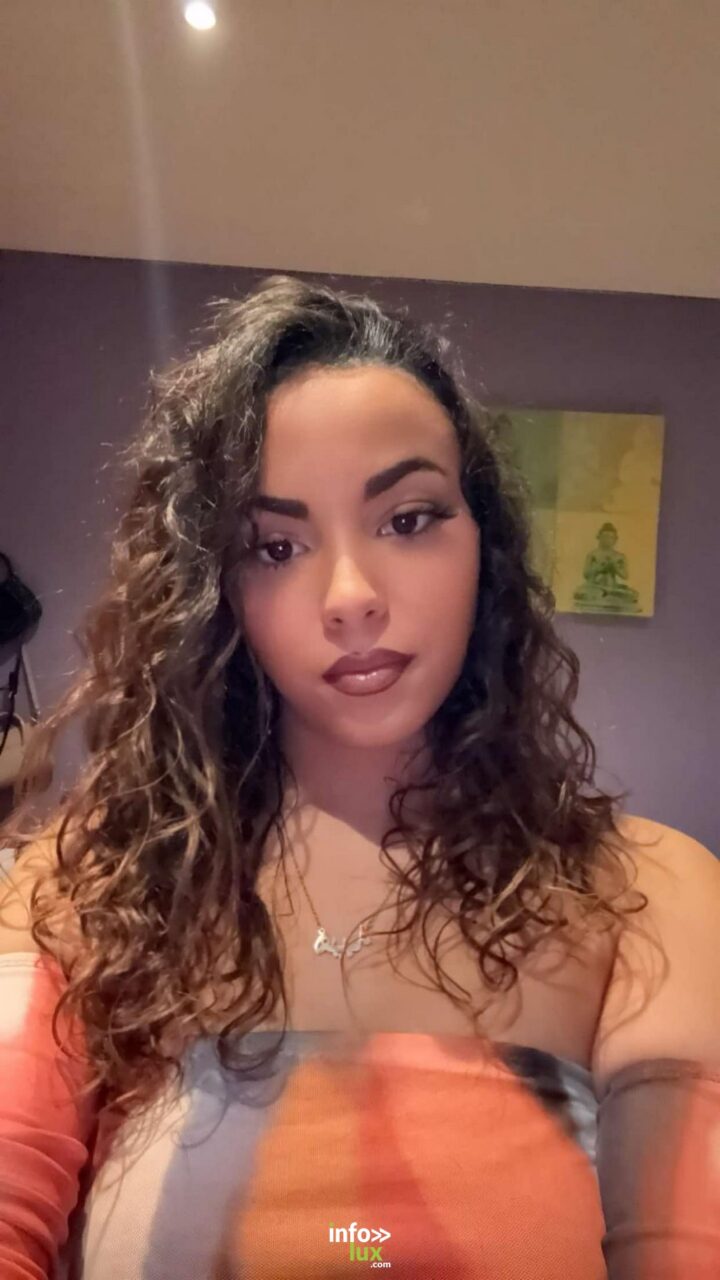 Kenza Settif, cheveux bouclés, en haut orangé