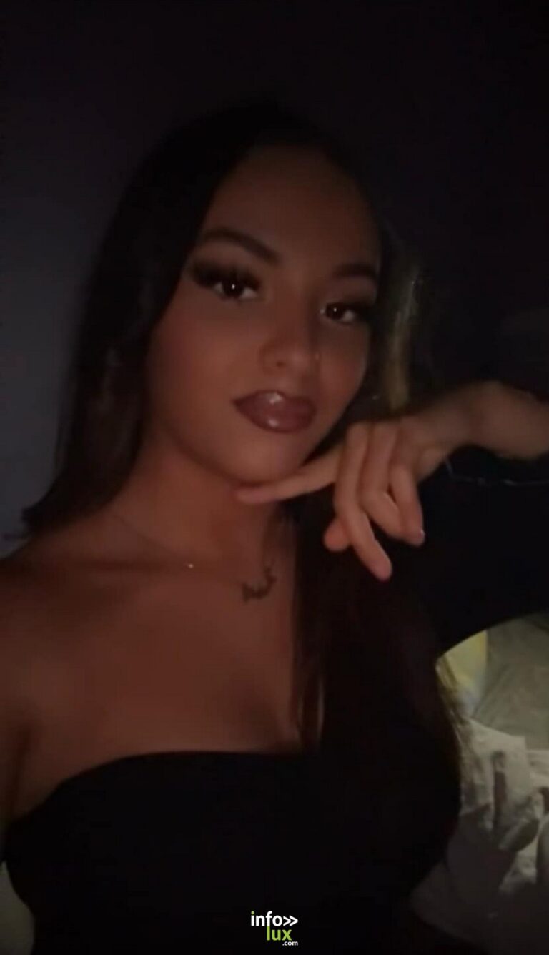Kenza Settif en noir, main sous le menton
