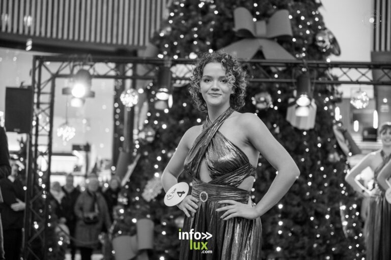Marine Herbé, candidate n° 4, en noir et blanc, à l’élection de Miss Moselle 2025