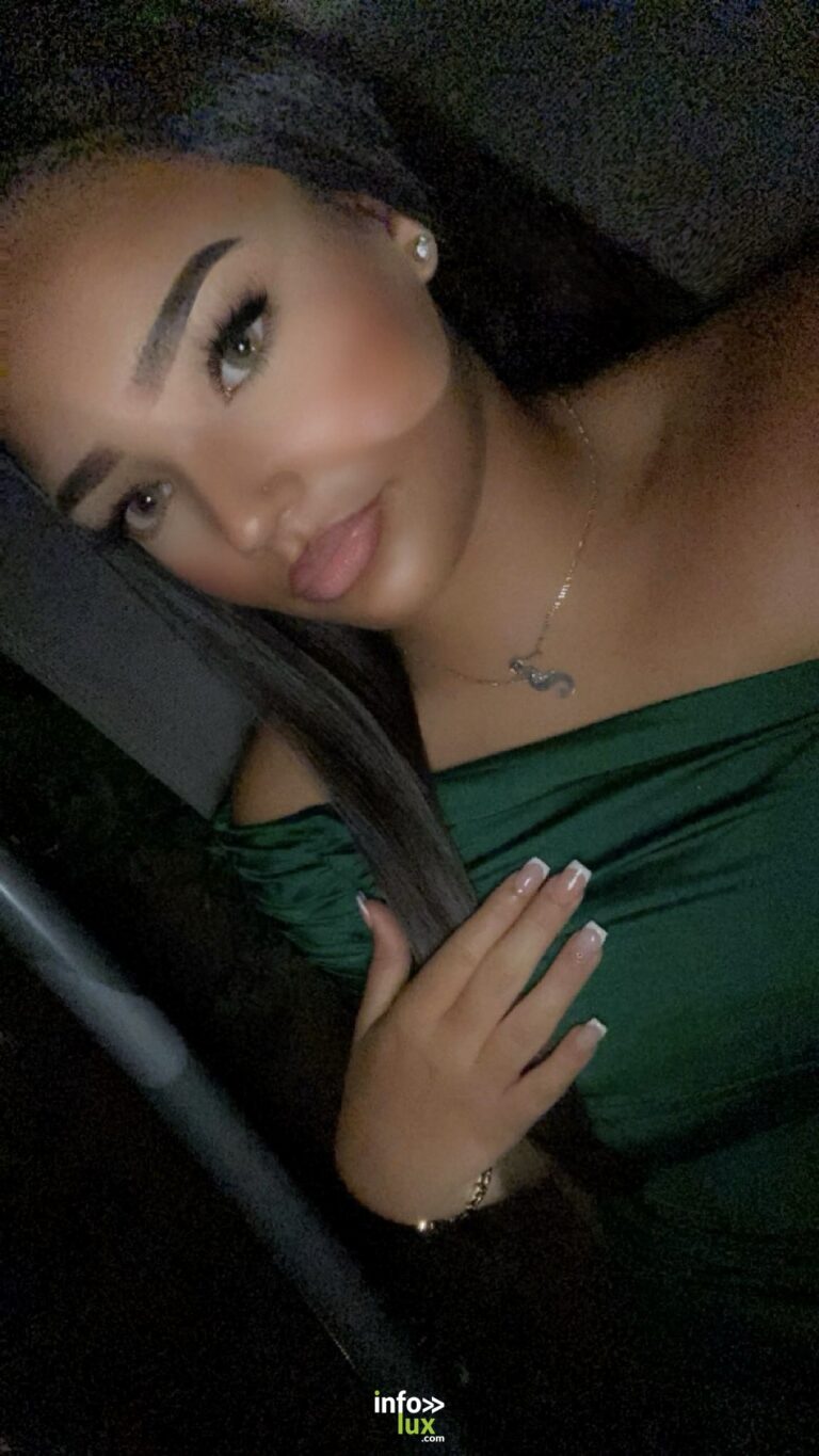 Shamsy Oukrad en robe verte, en gros plan