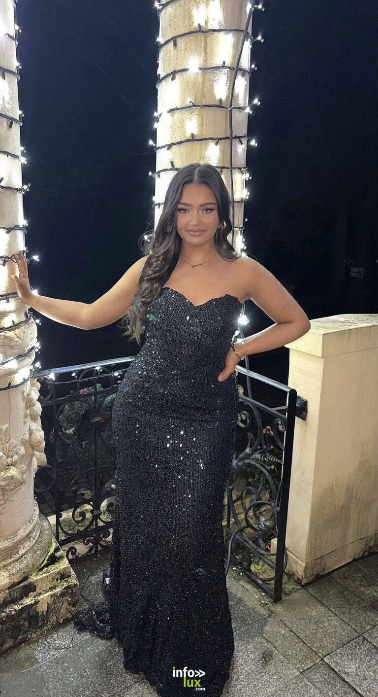 Shamsy Oukrad en robe noire pailletée, sur un balcon illuminé