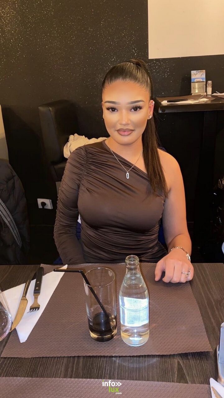 Shamsy Oukrad en robe marron, à table