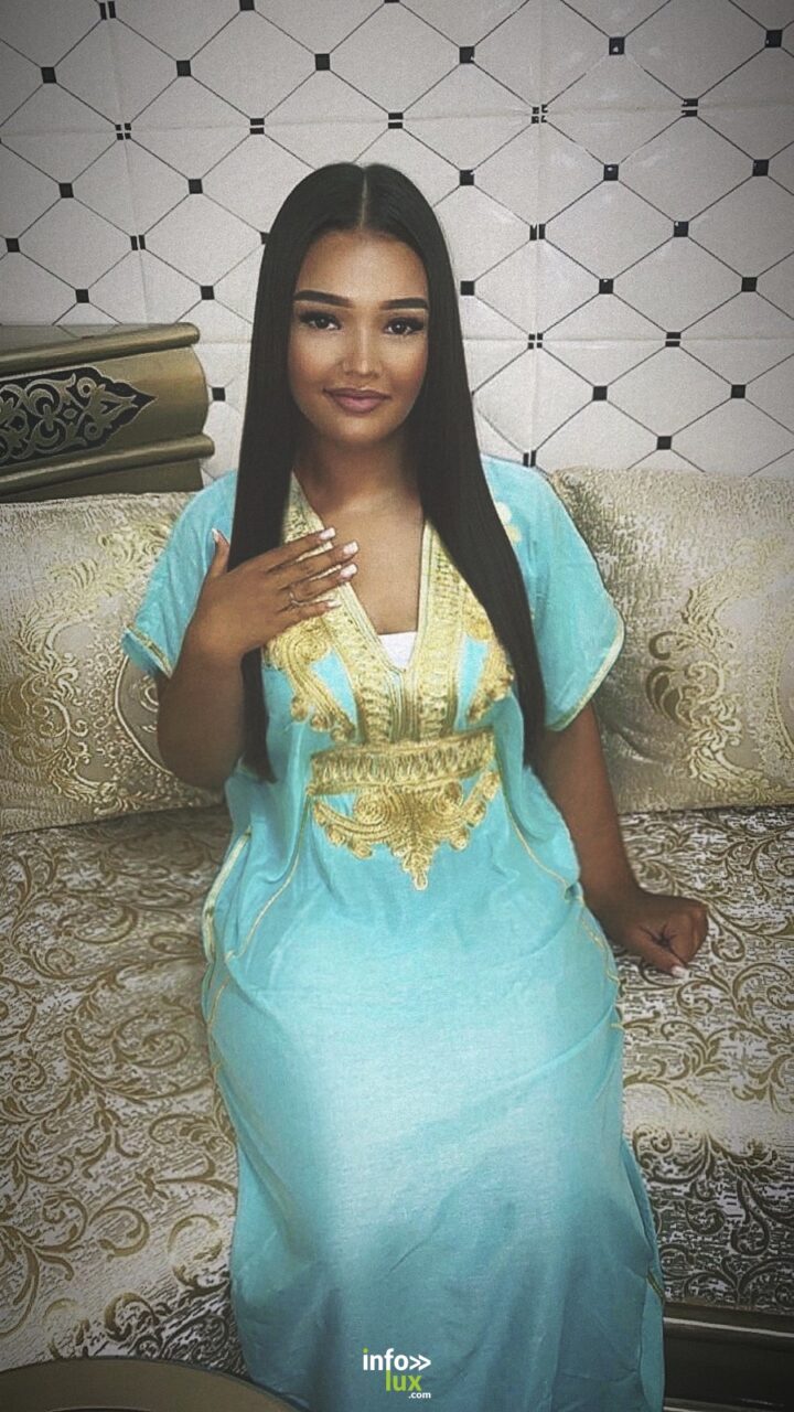 Shamsy Oukrad en tenue turquoise brodée d’or