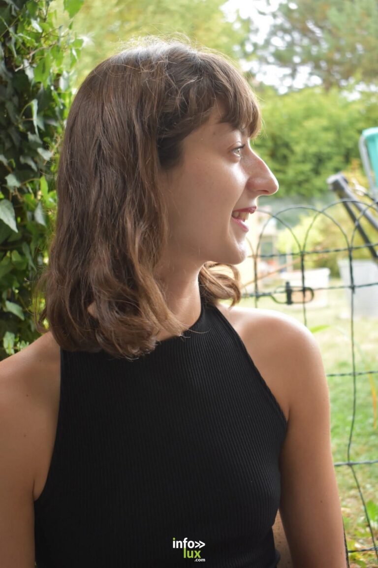 Elisabeth Maire de profil, en haut noir, dans la verdure