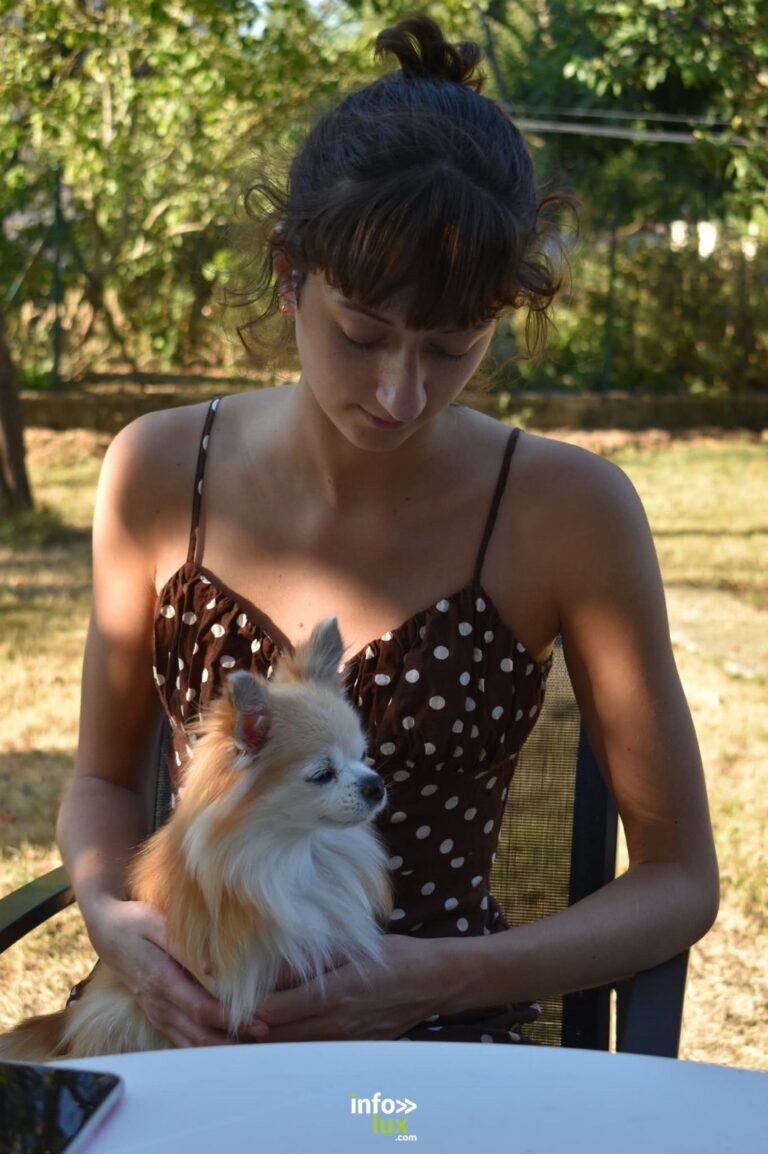 Elisabeth Maire et un petit chien, en extérieur
