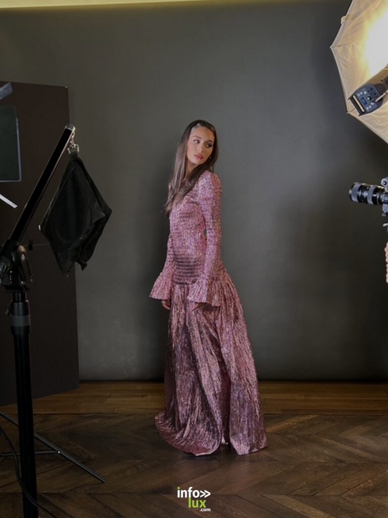 Noa Hamama en robe longue pailletée rose, en studio
