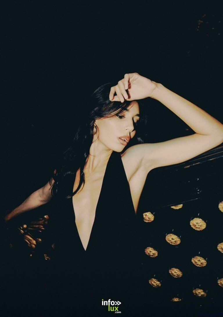Noa Hamama en robe noire, sur fond noir