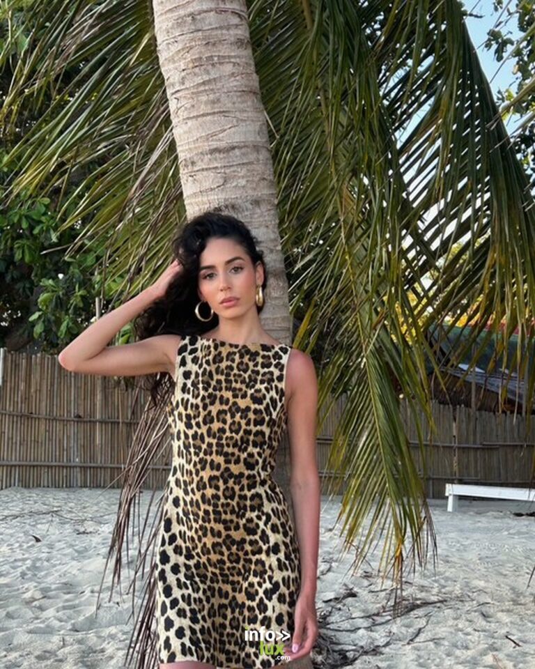 Noa Hamama en robe léopard, sous un palmier
