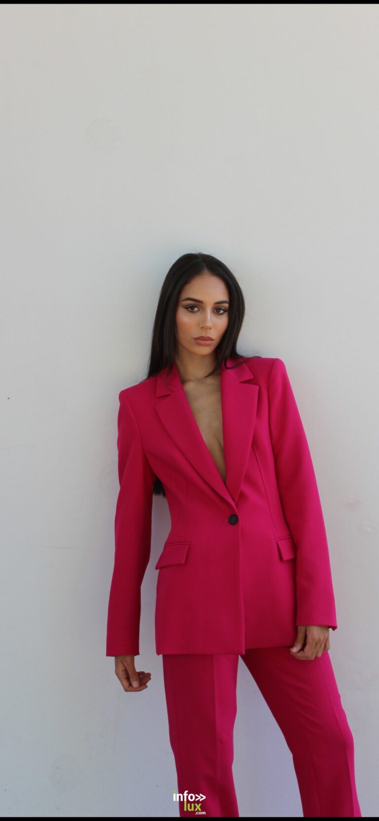 Noa Hamama en tailleur fuchsia, sur fond blanc