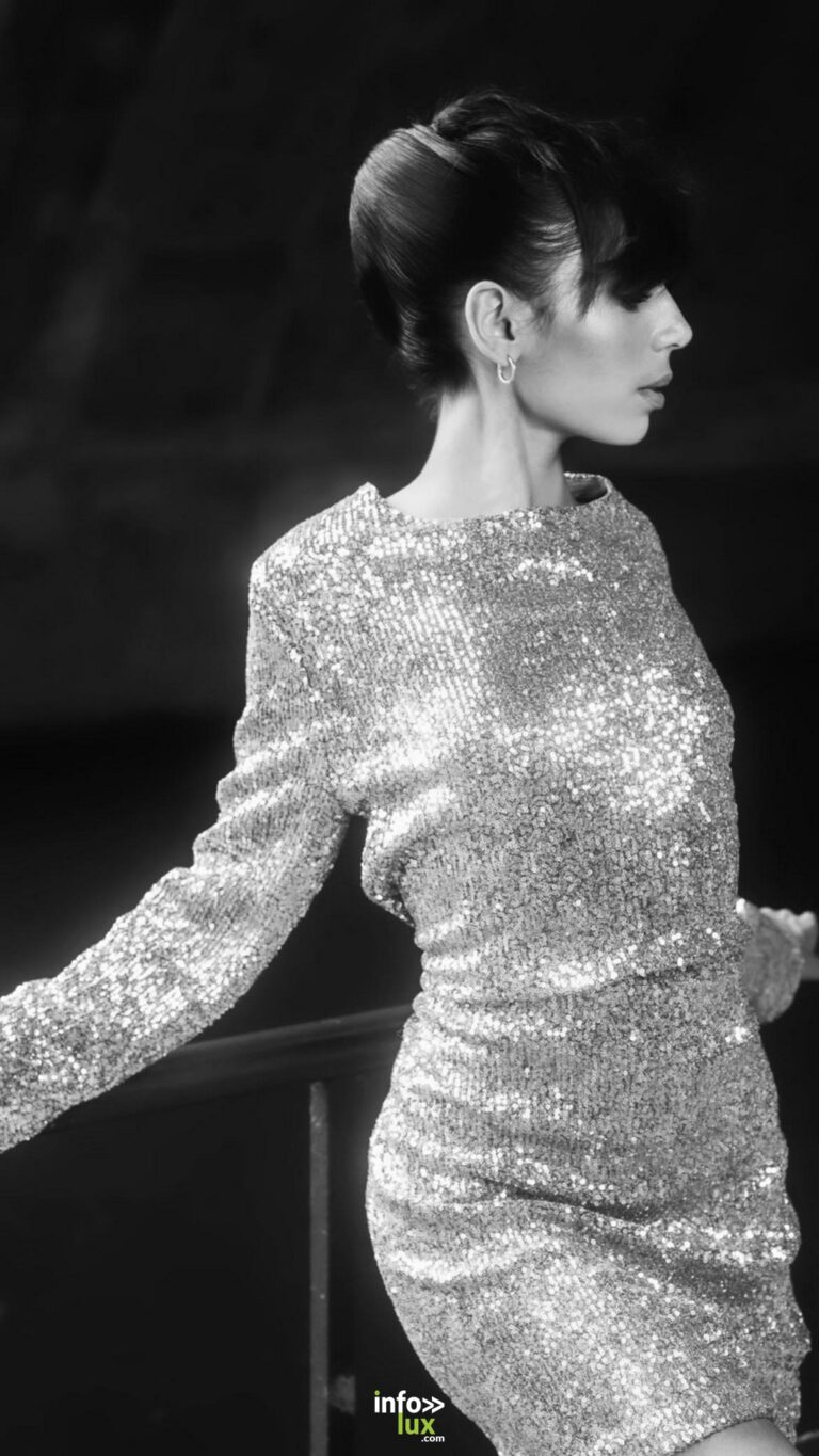 Noa Hamama en robe pailletée argentée, en noir et blanc