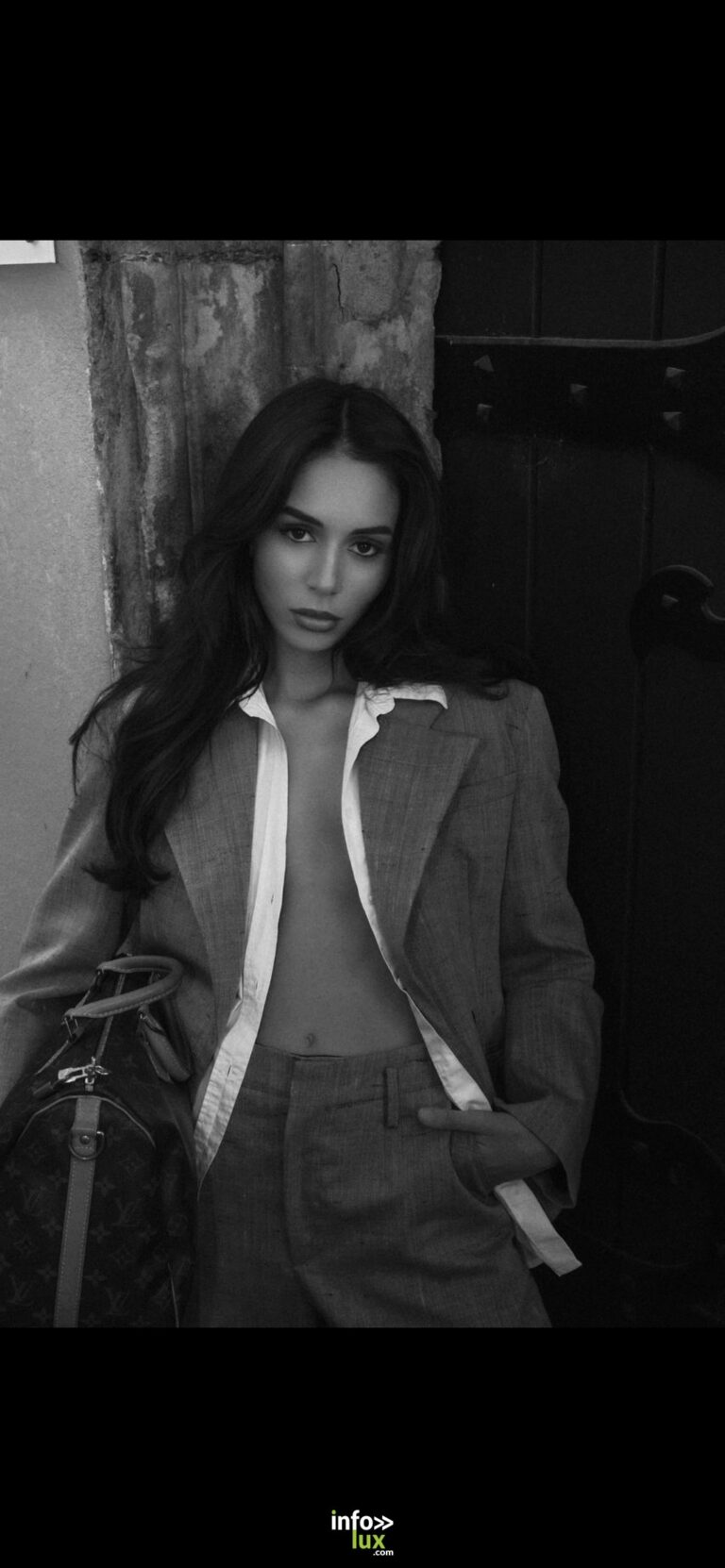 Noa Hamama en veste grise, en noir et blanc