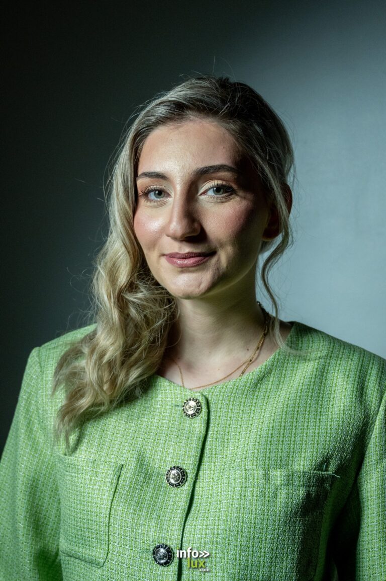 Carla Mastrorillo en veste verte, portrait publié avec le récit de l’élection de Miss Élégance Nationale Lorraine 2025