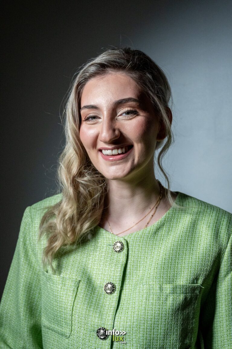 Carla Mastrorillo en veste verte, sourire