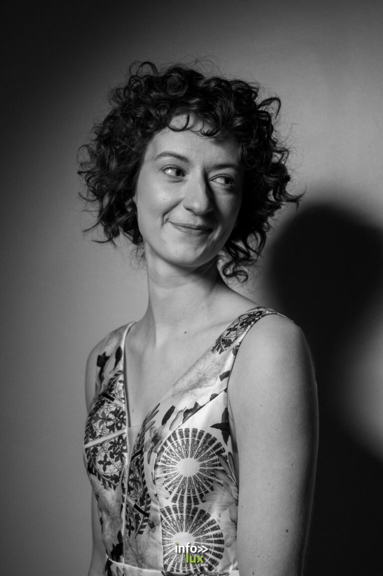 Elisabeth Maire, portrait en noir et blanc publié avec le récit de l’élection