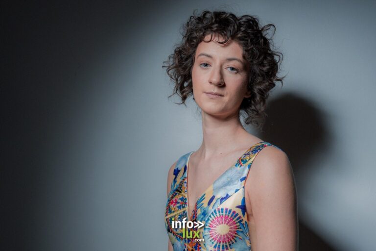 Elisabeth Maire en robe à motifs, portrait publié avec le récit de l’élection
