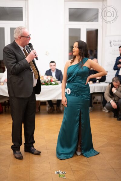 Kenza Settif, badge n° 2, en robe verte, lors de l’élection à Nilvange
