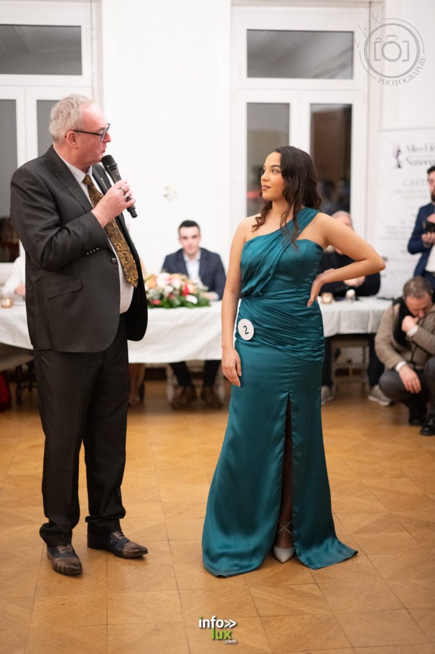 Kenza Settif, badge n° 2, en robe verte, lors de l’élection à Nilvange