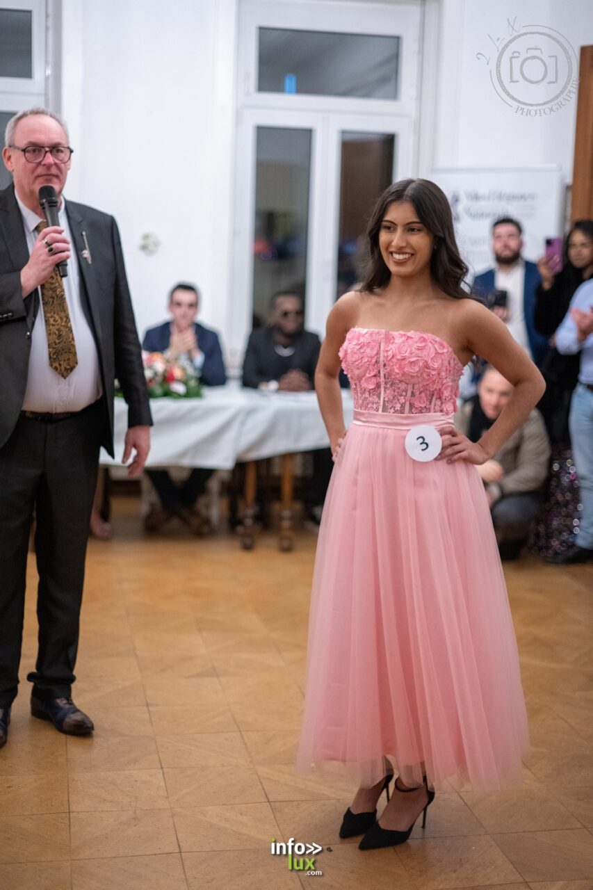 Dévi-Clémentine Joly, badge n° 3, en robe rose, lors de l’élection à Nilvange