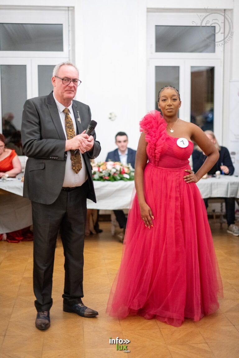Stacy Byll-Cataria, badge n° 7, en robe fuchsia, face au présentateur lors de l’élection, à Nilvange
