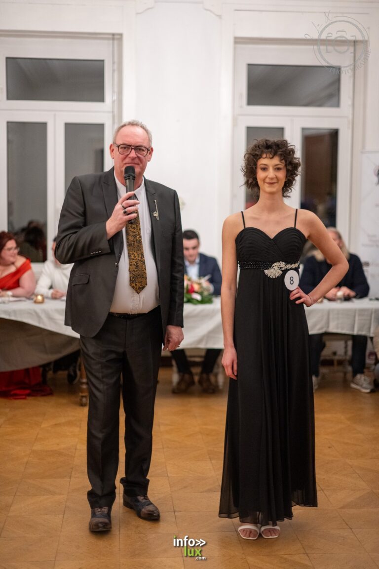 Elisabeth Maire, badge n° 8, en robe noire, lors de l’élection à Nilvange