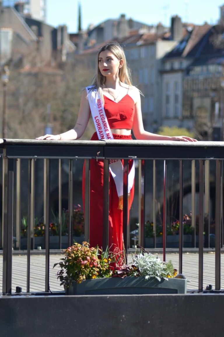 Carla Mastrorillo en rouge, écharpe de Miss, sur une passerelle
