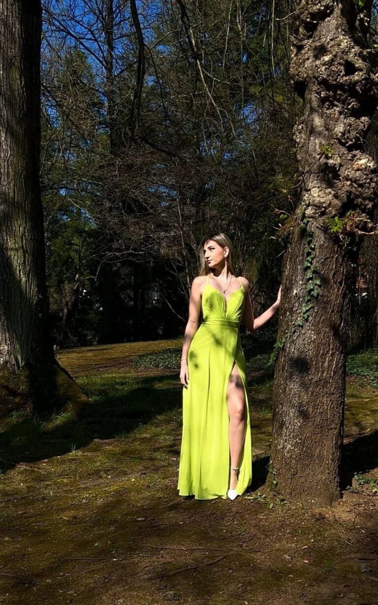 Carla Mastrorillo en robe vert anis, en sous-bois