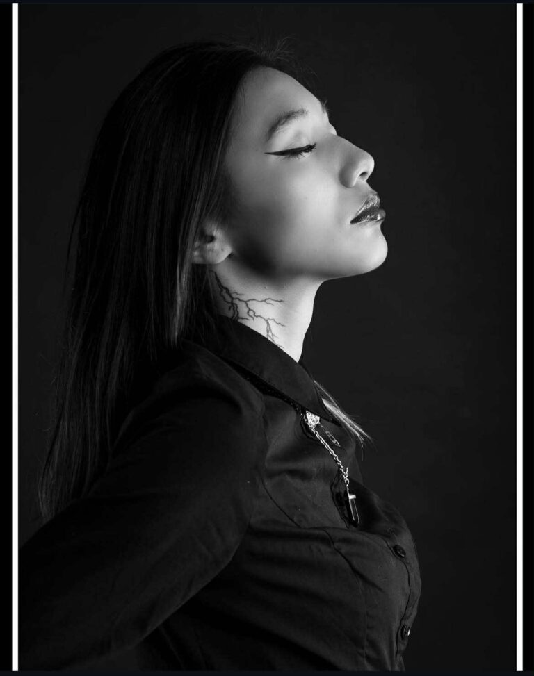 Lou, de profil, en noir et blanc