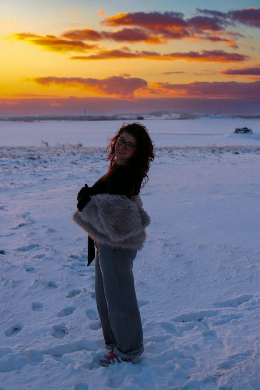 Maë Rosato dans la neige, au coucher du soleil