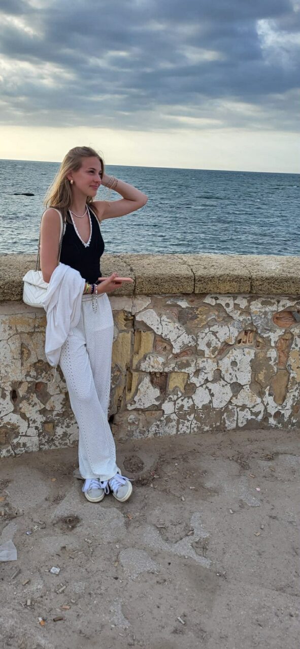 Maëlys Arnould au bord de la mer, pantalon blanc