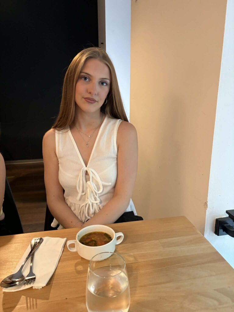Maëlys Arnould, top blanc, attablée