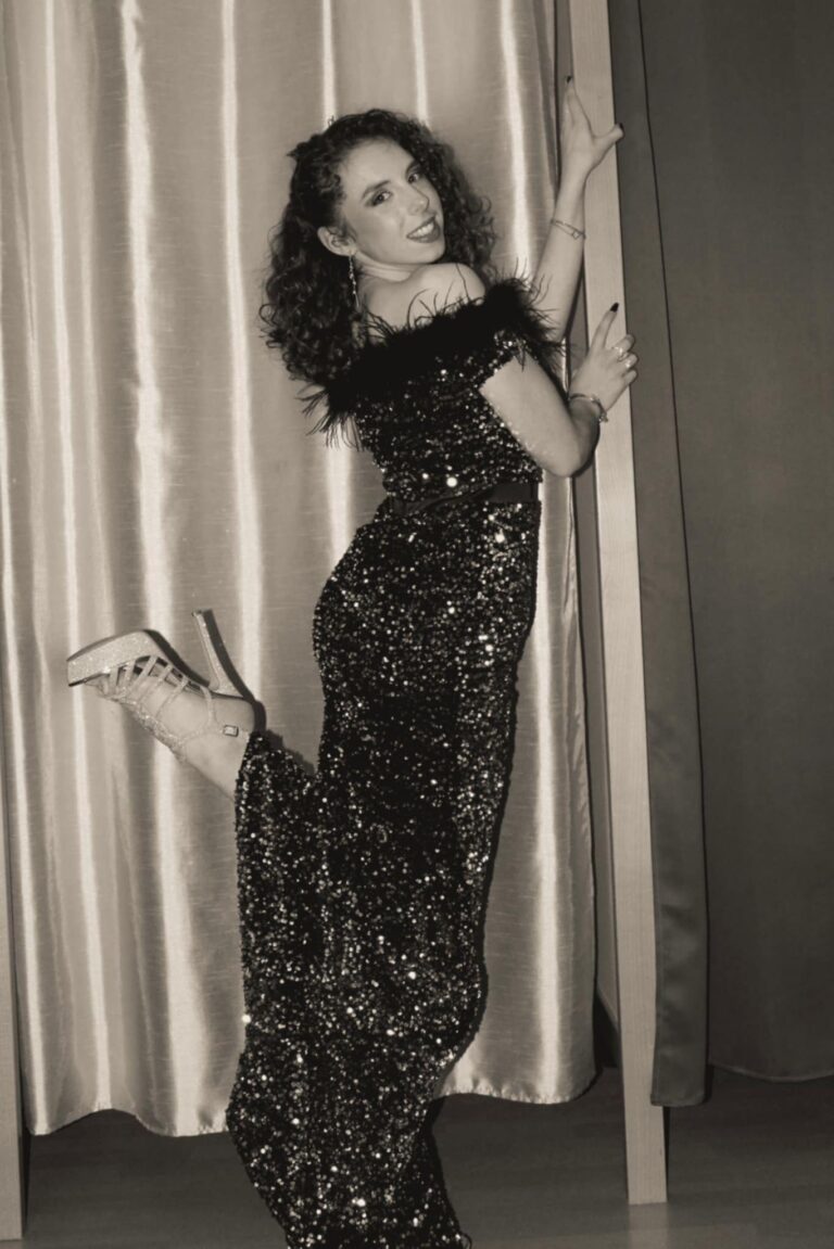Mathilde Tulli, robe à sequins, jambe levée, en noir et blanc